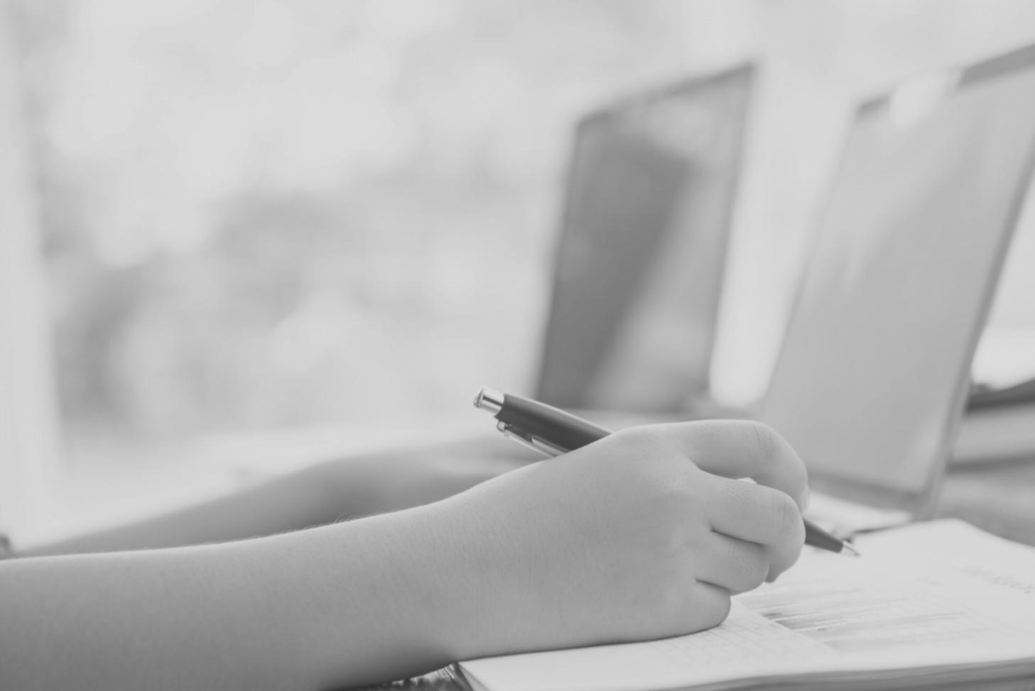 Team bei der Arbeit an SEO-Content-Strategien