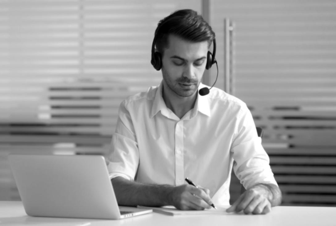 Team bei der Arbeit an SEO-Content-Strategien im Workshop